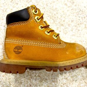 Unsex Toddler tan/brown Timberland wore only a few times in excellent condition